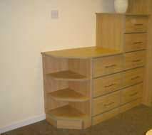 Open shelving wing end with stepped drawers