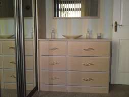Fitted chest of drawers